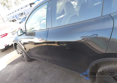 2024 Tesla Model Y Long Range Dual Motor All-Wheel Drive/Rwd z USA, uszkodzony, nr VIN 7SAYGDED2RF127531